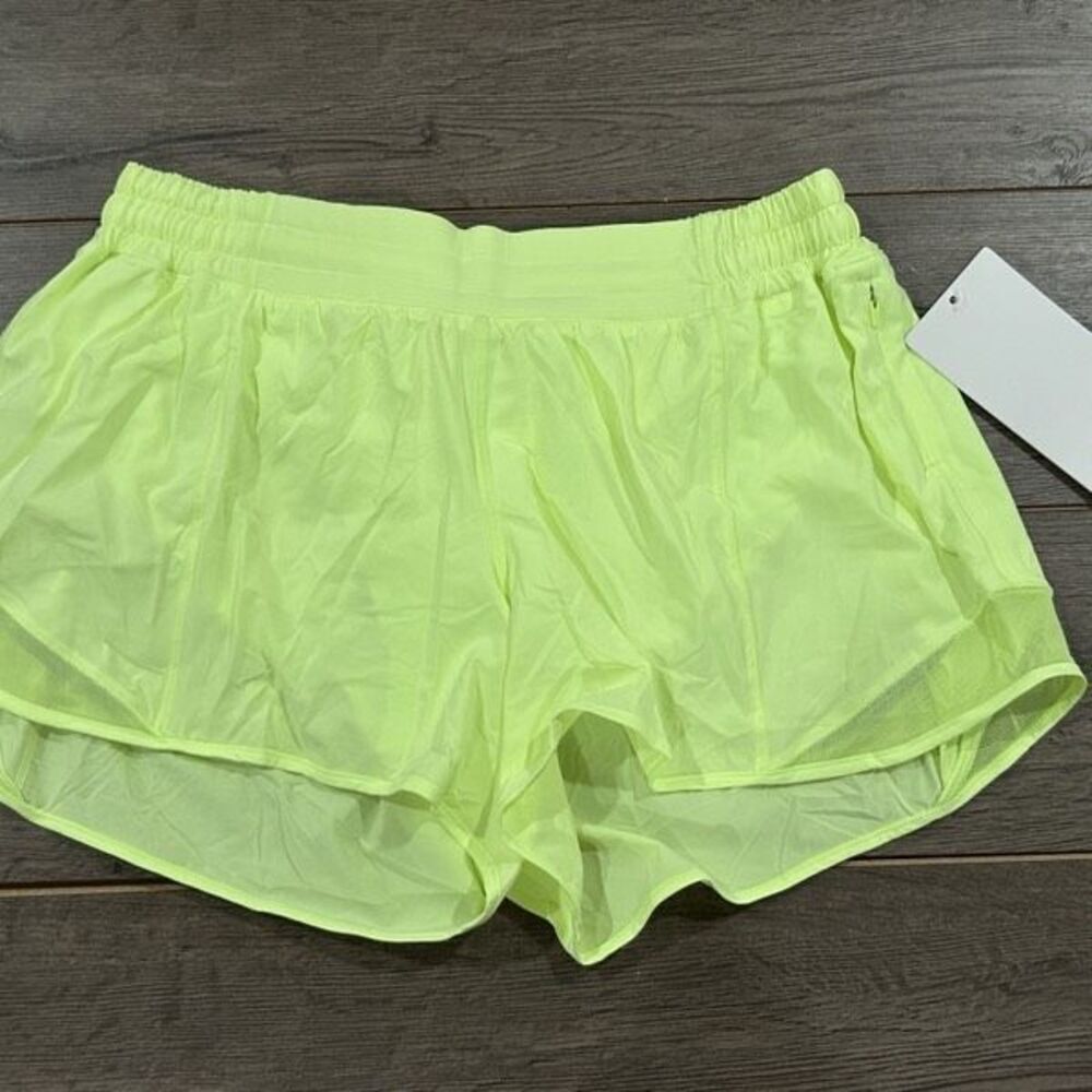 Lululemon hotty hot LR Short 4”Lined